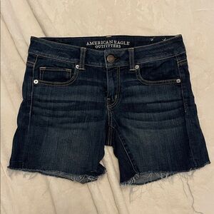 💙 AE American Eagle super stretch Dark Wash Midi Cutoff Shorts - Size 8